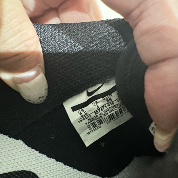 Nike Classic Cortez Black White Shoes - Picture 2 of 7